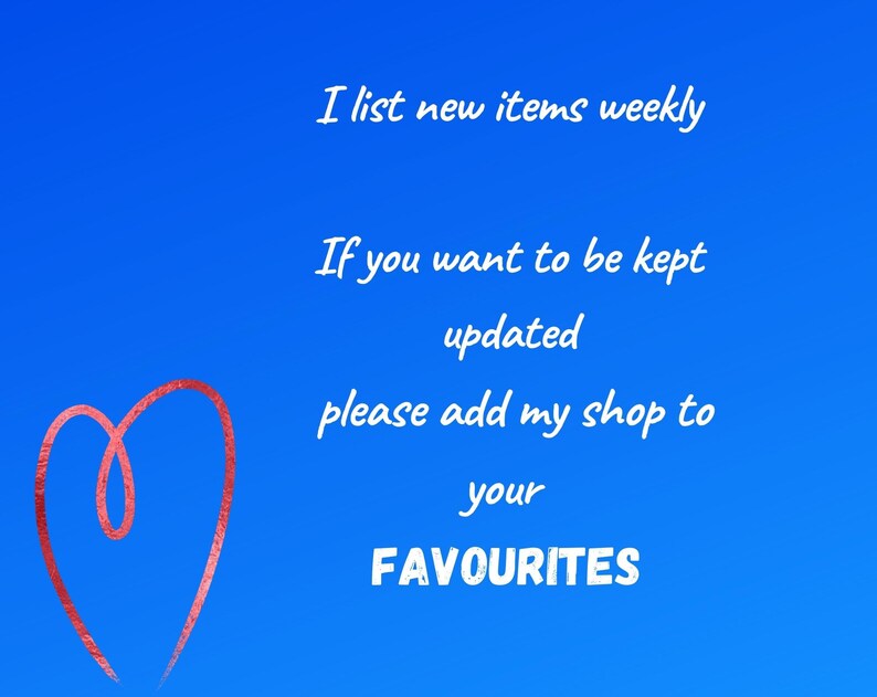 Pu&ograve; includere: Uno sfondo blu con una forma di cuore rosa e testo bianco che dice: "Pubblico nuovi articoli settimanalmente. Se vuoi rimanere aggiornato, aggiungi il mio negozio ai tuoi FAVORITI."