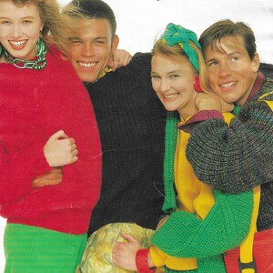 Könnte beinhalten: Vier Personen tragen bunte Pullover, darunter ein roter Pullover, ein schwarzer Pullover, ein gelber Pullover mit einem grünen Pullover darüber und ein grüner Pullover mit einem gelben Pullover darüber. Die Pullover sind alle grob gestrickt. Das Bild enthält den Text "Patons Wool Rich Chunky Parade" und "C 8521 76-107 cm 30-42 in Teens sizes included".