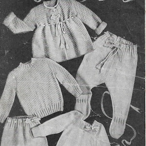 Könnte beinhalten: Ein Vintage-Strickmuster für eine Baby-Layette mit Cardigan, Pullover, Hose und Mütze. Das Muster ist für die Größen von der Geburt bis zu sechs Monaten und benötigt 1 1/2 Unzen 2-fädiges Garn und 7 1/2 Unzen 3-fädiges Garn. Das Muster stammt aus Bestway Leaflet 1195.