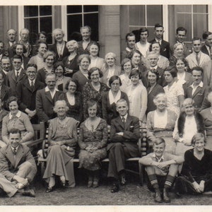 carte postale vintage, réunion de famille de personnes, carte postale photo réelle, emplacement inconnu en Grande-Bretagne, groupe familial britannique, c1940s