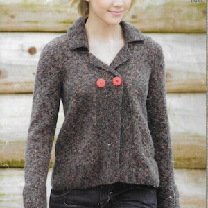 Könnte beinhalten: Ein brauner und grauer Strickcardigan mit Kragen und zwei roten Knöpfen. Der Cardigan ist in Doppelstrick gefertigt. Der Text "Wendy" und "Skye" ist auf dem Bild zu sehen. Der Text "Easy Knit" ist ebenfalls auf dem Bild zu sehen.