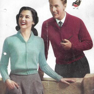 Può includere: Una coppia indossa cardigan di lana. La donna indossa un cardigan blu chiaro e una gonna marrone. L'uomo indossa un cardigan bordeaux e una cravatta scura. Il testo "Double Knitting Wool (a Robin product)" è in alto nell'immagine. Il testo "34-36 Bust 38-40 Chest" è in alto a destra nell'immagine.