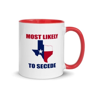 Puede incluir: Taza de cerámica blanca con interior y asa rojos. La taza presenta el texto "MOST LIKELY TO SECEDE" encima y debajo de un gráfico de la bandera de Texas en rojo, blanco y azul.