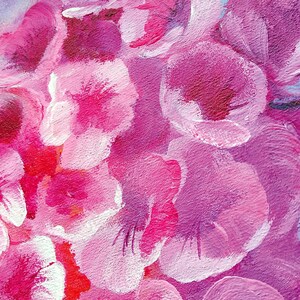 Puede incluir: Pintura abstracta de flores rosas y moradas con acentos blancos. Las flores est&aacute;n pintadas en un estilo suelto y expresivo, creando una sensaci&oacute;n de movimiento y energ&iacute;a.