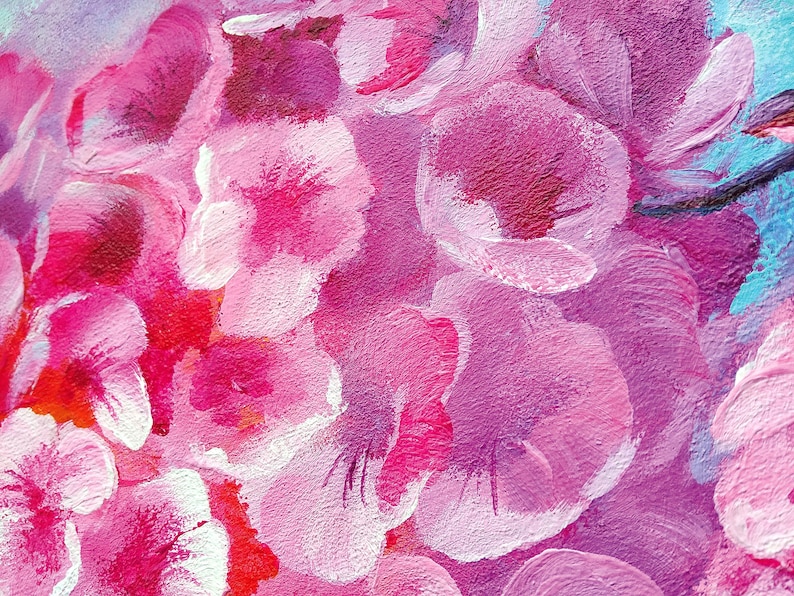 Puede incluir: Pintura abstracta de flores rosas y moradas con acentos blancos. Las flores est&aacute;n pintadas en un estilo suelto y expresivo, creando una sensaci&oacute;n de movimiento y energ&iacute;a.