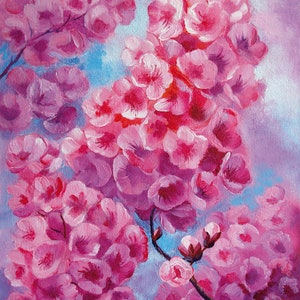 Puede incluir: Una pintura de flores de cerezo rosas en plena floraci&oacute;n contra un cielo azul y morado. Las flores est&aacute;n agrupadas en una masa densa, creando una exhibici&oacute;n vibrante y colorida.