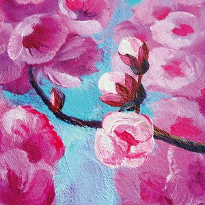 Puede incluir: Un primer plano de una pintura de flores rosas con centros blancos. Las flores est&aacute;n pintadas con pinceladas gruesas y tienen un aspecto texturizado. El fondo es de color azul claro.
