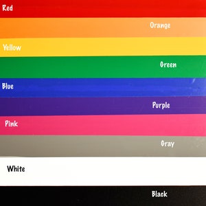 Puede incluir: Una tabla de colores con nueve franjas horizontales en rojo, naranja, amarillo, verde, azul, morado, rosa, gris, blanco y negro. Cada franja est&aacute; etiquetada con su nombre de color en texto blanco, ofreciendo una referencia visual clara.