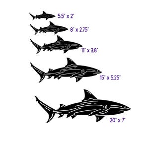 Puede incluir: Cinco siluetas de tibur&oacute;n negras dispuestas verticalmente de menor a mayor. Cada tibur&oacute;n est&aacute; etiquetado con sus dimensiones en pulgadas: 5.5" x 2", 8" x 2.75", 11" x 3.8", 15" x 5.25" y 20" x 7". Los dise&ntilde;os presentan detalles marcados en aletas y branquias.