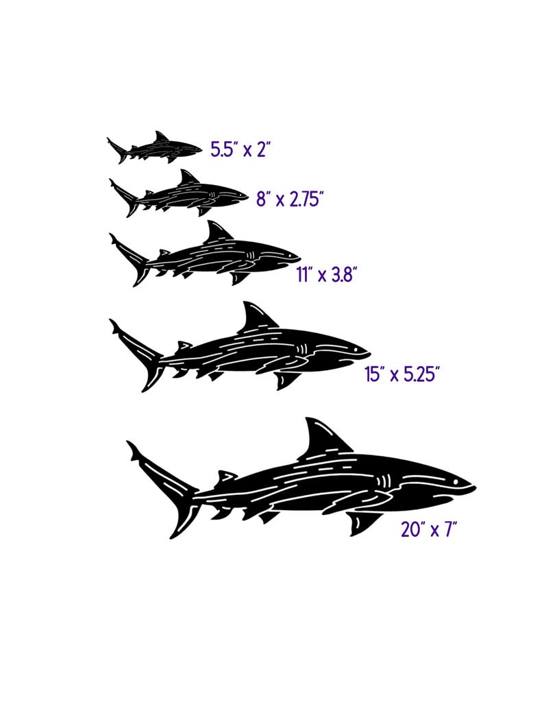 Puede incluir: Cinco siluetas de tibur&oacute;n negras dispuestas verticalmente de menor a mayor. Cada tibur&oacute;n est&aacute; etiquetado con sus dimensiones en pulgadas: 5.5" x 2", 8" x 2.75", 11" x 3.8", 15" x 5.25" y 20" x 7". Los dise&ntilde;os presentan detalles marcados en aletas y branquias.