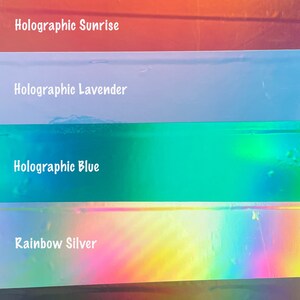 Puede incluir: Seis tiras horizontales de material de vinilo adhesivo con acabados distintos: Holographic Sunset en naranja, Holographic Sunrise en rojo, Holographic Lavender en morado claro, Holographic Blue en azul verdoso, Rainbow Silver con efecto de espectro y Rainbow Black.