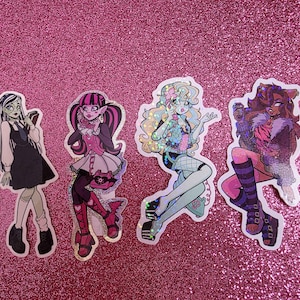 Op de afbeelding: Vier holografische stickers met cartoonpersonages in verschillende outfits. De personages hebben unieke kapsels en poses. De stickers staan op een roze glitterachtergrond.