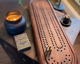 手作りのブラックウォルナットクリベッジボード - 真鍮とステンレススチールのペグ、レザーのディテール付き