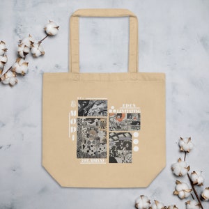 Puede incluir: Una bolsa de tela beige con un diseño gráfico blanco que presenta un collage de imágenes en blanco y negro. El texto en la bolsa dice "EDEN LEVITATING MODI EST. MMXXI".