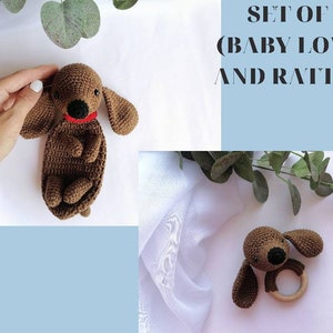 Op de afbeelding: Set van twee gehaakte bruine teckel puppy speelgoedjes. E&eacute;n is een knuffeldoekje en de andere is een rammelaar met een houten ring. De tekst "SET OF 2 (BABY LOVEY AND RATTLE)" staat in de afbeelding.