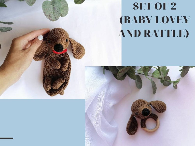 Op de afbeelding: Set van twee gehaakte bruine teckel puppy speelgoedjes. E&eacute;n is een knuffeldoekje en de andere is een rammelaar met een houten ring. De tekst "SET OF 2 (BABY LOVEY AND RATTLE)" staat in de afbeelding.