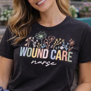 Camiseta para el cuidado de heridas: Camiseta de enfermera WOC, Camiseta de enfermería floral, imagen 2