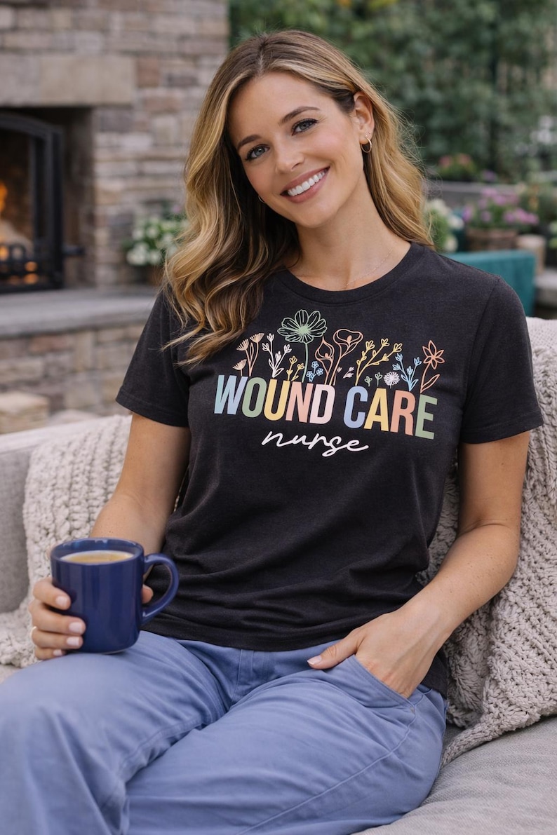 Camiseta para el cuidado de heridas: Camiseta de enfermera WOC, Camiseta de enfermería floral, imagen 2