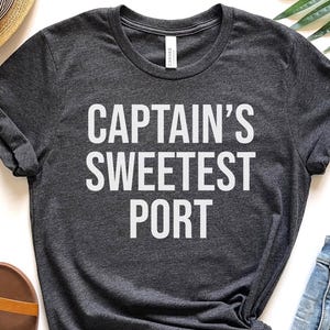 Kapitäns süßes Port-T-Shirt, nautisches T-Shirt, Sommer Vibes, perfekt für Kapitäne, Kapitänin Frau Shirt, Kapitän Freundin Shirt