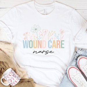 Camiseta para el cuidado de heridas: Camiseta de enfermera WOC, Camiseta de enfermería floral, imagen 1
