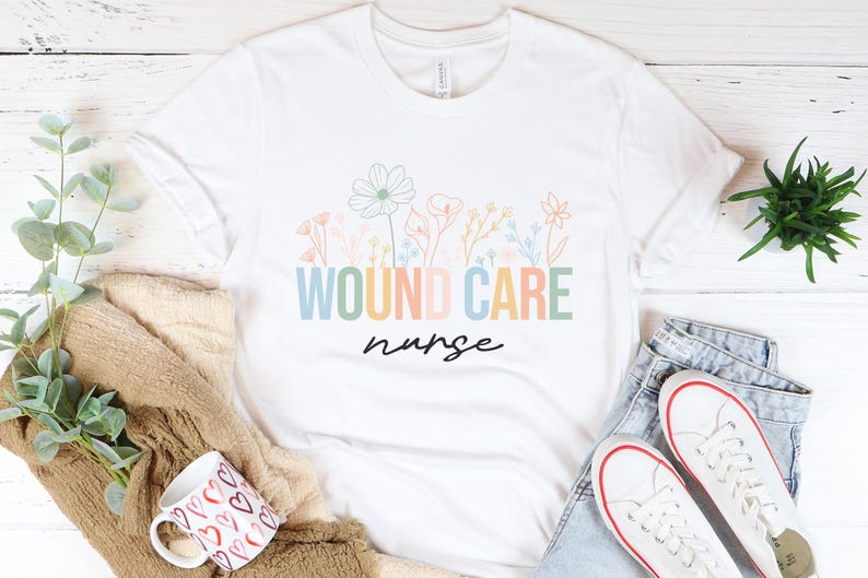 Camiseta para el cuidado de heridas: Camiseta de enfermera WOC, Camiseta de enfermería floral, imagen 1