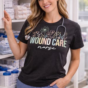 Camiseta para el cuidado de heridas: Camiseta de enfermera WOC, Camiseta de enfermería floral, imagen 4