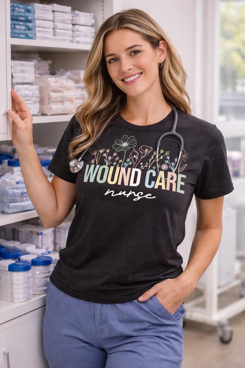 Camiseta para el cuidado de heridas: Camiseta de enfermera WOC, Camiseta de enfermería floral, imagen 4