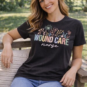 Camiseta para el cuidado de heridas: Camiseta de enfermera WOC, Camiseta de enfermería floral, imagen 3