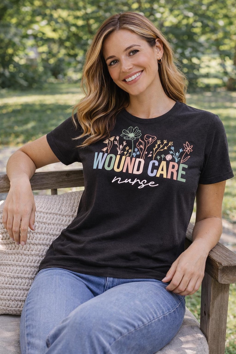 Camiseta para el cuidado de heridas: Camiseta de enfermera WOC, Camiseta de enfermería floral, imagen 3