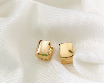 Gold Würfel Huggies, 18k Gold Filled Huggie Ohrringe, quadratische Huggies, kleine Gold Creolen, geometrische Creolen, Huggie Ohrringe, Minimalistische Ohrringe