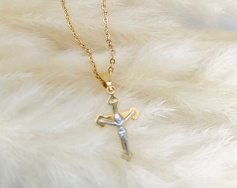 Delicado collar de cruz bañado en oro: colgante de crucifijo religioso