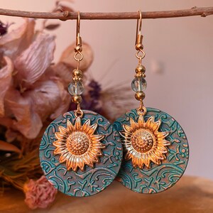 Ohrringe mit Patina blau türkis und goldgelber Sonnenblume / Boho Sommerlich Vintage Hippie Bohemian Strand Festival Bild 5