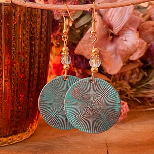 Ohrringe mit Patina blau türkis und goldgelber Sonnenblume / Boho Sommerlich Vintage Hippie Bohemian Strand Festival Bild 9