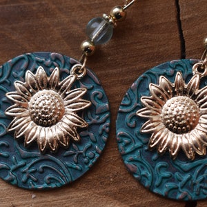 Ohrringe mit Patina blau türkis und goldgelber Sonnenblume / Boho Sommerlich Vintage Hippie Bohemian Strand Festival Bild 6