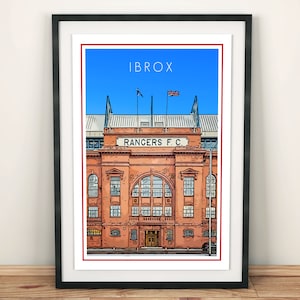 Könnte beinhalten: Eine digitale Illustration des Ibrox Stadiums, der Heimat des Rangers Football Club in Glasgow, Schottland. Das Stadion ist im Cartoon-Stil mit roten Backsteinmauern und einem blauen Himmel im Hintergrund dargestellt. Die Worte "RANGERS F.C." sind über dem Haupteingang angebracht.