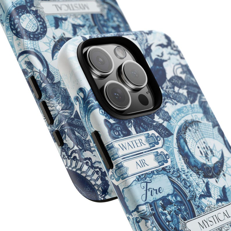 Puede incluir: Primer plano de una funda de tel&eacute;fono con un dise&ntilde;o m&iacute;stico azul y blanco. La funda presenta ilustraciones de un gato, una luna y otros s&iacute;mbolos m&iacute;sticos. Las palabras "Water", "Air" y "Fire" son visibles.