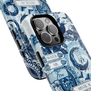 Puede incluir: Una funda de tel&eacute;fono blanca y azul con un dise&ntilde;o m&iacute;stico. La funda presenta ilustraciones de gatos, lunas y otros elementos celestiales. Las palabras "Water", "Air", "Fire" y "Mystical" son visibles.