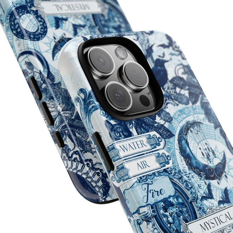 Puede incluir: Una funda de tel&eacute;fono blanca y azul con un dise&ntilde;o m&iacute;stico. La funda presenta ilustraciones de gatos, lunas y otros elementos celestiales. Las palabras "Water", "Air", "Fire" y "Mystical" son visibles.