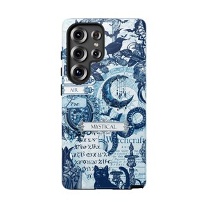 Puede incluir: Una funda de tel&eacute;fono azul y blanca con un dise&ntilde;o m&iacute;stico. La funda presenta ilustraciones de una luna creciente, murci&eacute;lagos, un cuervo y la palabra "Mystical". La palabra "Witchcraft" tambi&eacute;n es visible.