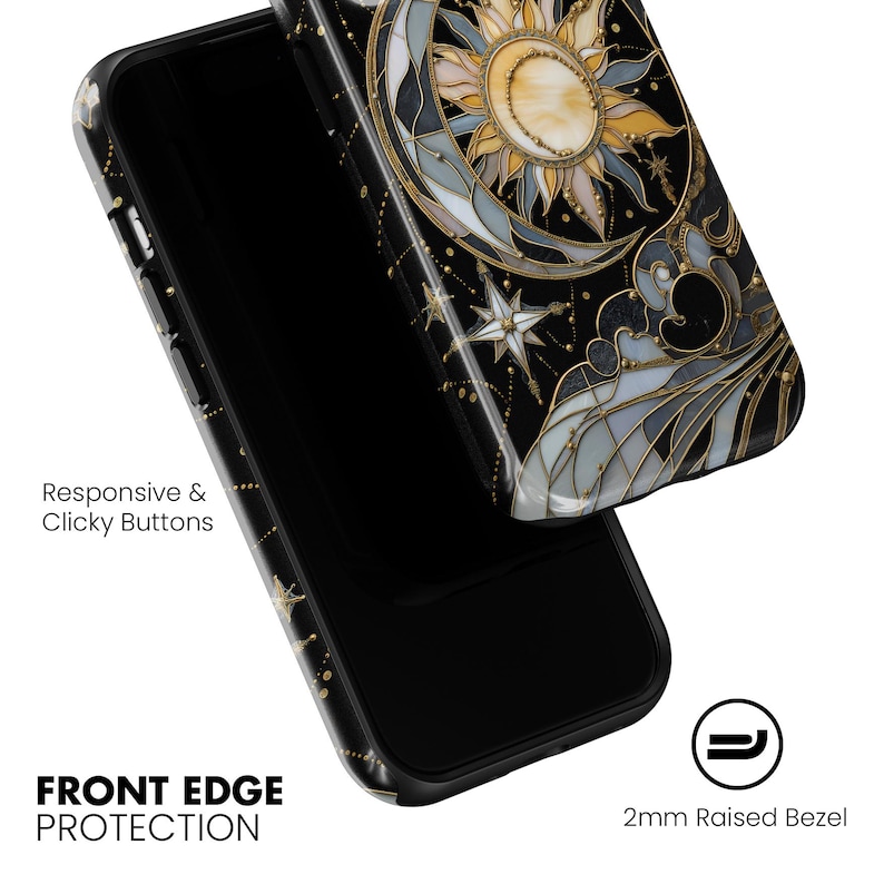 Pu&ograve; includere: Custodia per telefono nera con un design celeste con sole, luna e stelle in oro, bianco e blu. La custodia ha una lunetta rialzata di 2 mm per la protezione del bordo anteriore e pulsanti reattivi.