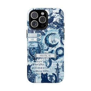 Puede incluir: Una funda de tel&eacute;fono azul y blanca con un dise&ntilde;o m&iacute;stico. La funda presenta una luna creciente, murci&eacute;lagos, un gato negro y la palabra "Mystical". El dise&ntilde;o incluye las palabras "Water", "Air", "Fire" y "Witchcraft".