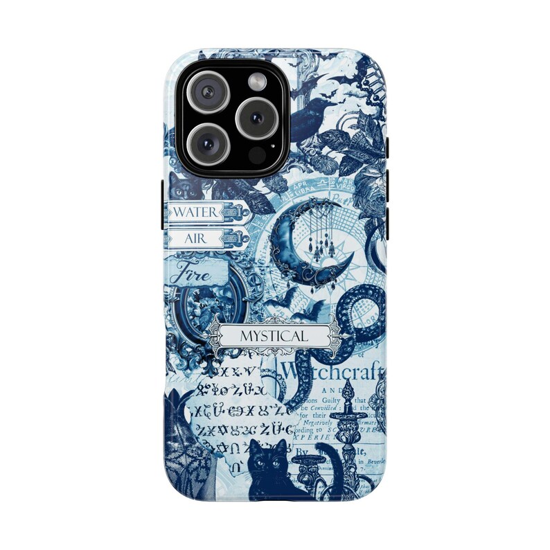 Puede incluir: Una funda de tel&eacute;fono azul y blanca con un dise&ntilde;o m&iacute;stico. La funda presenta una luna creciente, murci&eacute;lagos, un gato negro y la palabra "Mystical". El dise&ntilde;o incluye las palabras "Water", "Air", "Fire" y "Witchcraft".