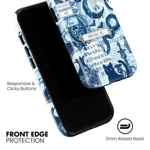 Puede incluir: Una funda de tel&eacute;fono negra con un dise&ntilde;o m&iacute;stico azul y blanco. La funda presenta ilustraciones de una luna creciente, un gato negro y el texto "WATER", "AIR", "Fire" y "MYSTICAL". La funda tiene "Responsive & Clicky Buttons" y "Front Edge Protection".