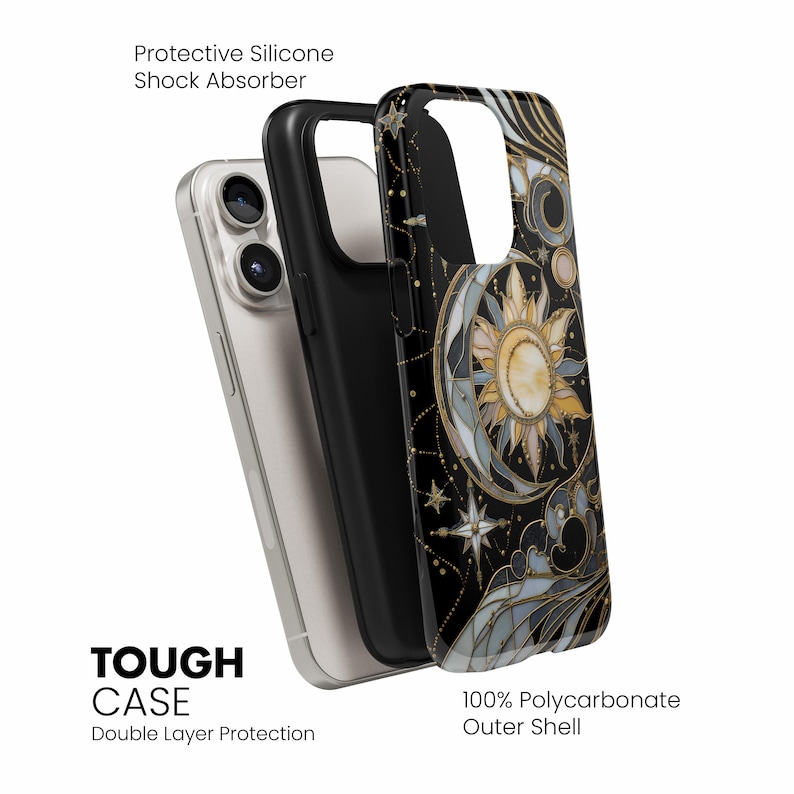 Pu&ograve; includere: Custodia per telefono nera con un design celeste raffigurante un sole, una luna e stelle. La custodia ha un ammortizzatore di urti in silicone protettivo e un guscio esterno in policarbonato al 100%. Il testo "TOUGH CASE" &egrave; visibile.