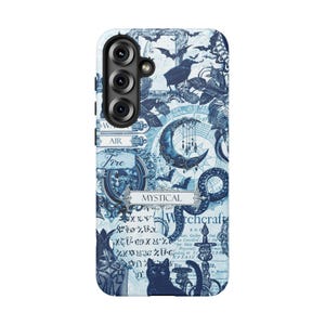 Puede incluir: Una funda de tel&eacute;fono azul con un dise&ntilde;o m&iacute;stico. La funda presenta una luna creciente, murci&eacute;lagos, un cuervo y la palabra "Mystical". El dise&ntilde;o tambi&eacute;n incluye la palabra "Witchcraft" y otros textos.