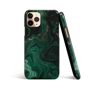 Puede incluir: Una funda de teléfono de mármol verde y dorado con un patrón de remolino. La funda está diseñada para un iPhone con una lente de cámara triple.