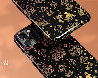 Può includere: Custodia per telefono nera con finitura lucida, con un motivo ripetuto di funghi, cristalli, stelle e lune crescenti in oro e rosa. Il testo "GLOSSY FINISH" è visibile.