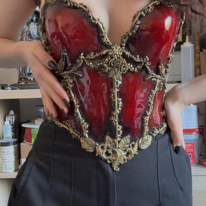 Top corsetto barocco Crimson Rose / Look vetro – Pezzo da regale gotico fatto a mano (taglia 36-40)