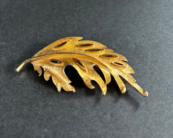 Vintage Gold Colored Leaf Pin Brooch BSK