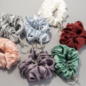 Llavero con coletero / Llavero con coletero / Muñequera con coletero / Llavero con coletero / Regalo hecho a mano / Regalo de dama de honor / Llavero con coletero